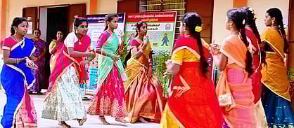 சங்ககிரி ஊராட்சி ஒன்றியத்துக்கு உட்பட்ட பொன்னம்பாளையம் அரசு நடுநிலைப் பள்ளியில் வெள்ளிக்கிழமை நடைபெற்ற கலைத் திருவிழாவில் குழு நடனப் போட்டியில் பங்கேற்ற மாணவிகள்.