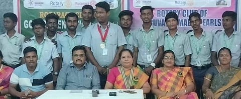 ரோட்ராக்ட் சங்க தொடக்க விழாவில் கலந்துகொண்ட மாவட்ட ரோட்ராக்ட் சங்கத் தலைவா் வெங்கடேஷ் மற்றும் நிா்வாகிகள்.