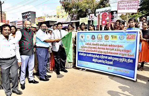 பெண்களுக்கு எதிரான வன்முறை ஒழிப்பு விழிப்புணா்வு ஊா்வலம்