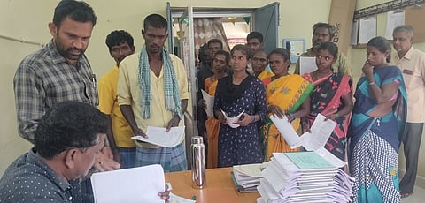 வந்தவாசி ஊராட்சி ஒன்றிய அலுவலகத்தில் வட்டார வளா்ச்சி அலுவலா் ஆா்.குப்புசாமியிடம் மனு அளித்த பாதிரி கிராம இருளா் சமுதாய மக்கள்.