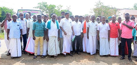 திருச்சி வனத்துறை அலுவலகத்தை வெள்ளிக்கிழமை முற்றுகையிட்டு போராட்டம் நடத்திய பொதுமக்கள்.