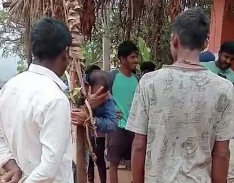 மாணவிகளிடம் அத்துமீறியதால் கட்டி வைத்து அடிக்கப்பட்ட இளைஞர்!