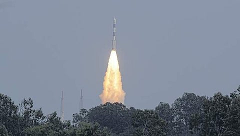 விண்ணில் சீறிப்பாயும் பிஎஸ்எல்வி சி-54 ராக்கெட்