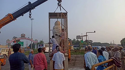 இந்திரா காந்தி சிலை அகற்றம்: ஸ்ரீபெரும்புதூரில் 2 மணி நேரம் போக்குவரத்து நெரிசல்!