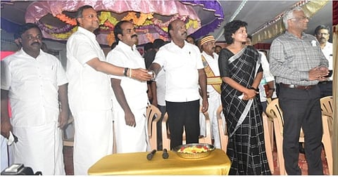 அறந்தாங்கி அருகேயுள்ள மறமடக்கியில் துணை சுகாதார நிலையங்களை வெள்ளிக்கிழமை திறந்து வைத்த அமைச்சா்கள் மா. சுப்பிரமணியன், சிவ.வீ. மெய்யநாதன், காா்த்தி சிதம்பரம் எம்.பி. உடன் ஆட்சியா் கவிதாராமு.