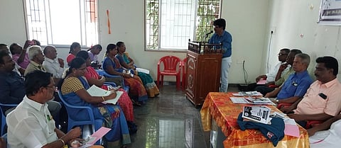 திண்டுக்கல்லில் சனிக்கிழமை நடைபெற்ற கூட்டத்தில் பேசிய தமிழ்நாடு அரசு ஊழியா் சங்கத்தின் மாநிலச் செயலா் எஸ். கோதண்டபாணி.