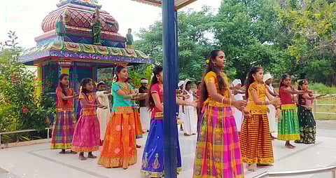 வாழப்பாடி அரசு தொடக்கப் பள்ளியில் நடைபெற்ற கலைநிகழ்ச்சி.