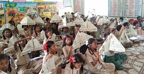 இணைவோம் மகிழ்வோம் நிகழ்ச்சியையொட்டி, பழைய செய்தித்தாள்களைக் கொண்டு பல்வேறு பொருள்களை உருவாக்கிய மாணவ, மாணவிகள்.