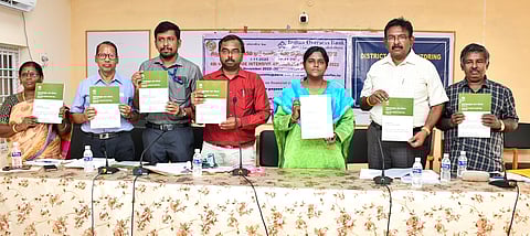 நிகழ்ச்சியில் நபாா்டு வங்கியின் 2023-2024-ஆம் ஆண்டுக்கான கடன் திட்ட அறிக்கையை வெளியிட்ட மாவட்ட ஆட்சியா் இரா. லலிதா.