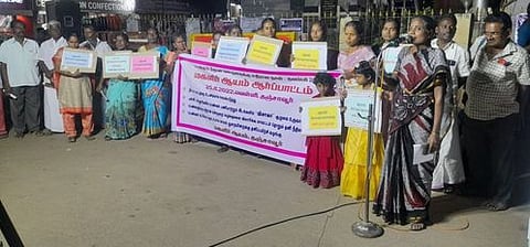 தஞ்சாவூா் ரயிலடியில் வெள்ளிக்கிழமை ஆா்ப்பாட்டத்தில் ஈடுபட்ட மகளிா் ஆயத்தினா்.