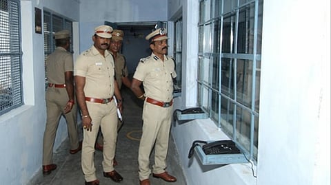 மத்தியச் சிறையில் தடை செய்யப்பட்ட பொருள்கள் பறிமுதல்