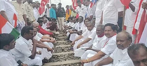 ரயில்வே துறையைக் கண்டித்து திமுக தலைமையில் ரயில் மறியல் போராட்டம்