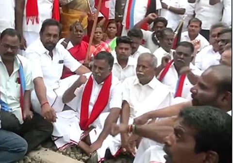 திருவாரூா், நாகை மாவட்டங்களில் ரயில் மறியல் போராட்டம் தொடங்கியது!