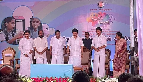 பள்ளி மாணவர்களின் அறிவியல் மனப்பான்மையை மேம்படுத்துவதற்கான ‘ஸ்டெம் ஆன் வீல்ஸ்’ (வானவில் மன்றம்) என்ற புதிய திட்டத்தை முதல்வர் மு.க.ஸ்டாலின் தொடங்கி வைத்தார்.