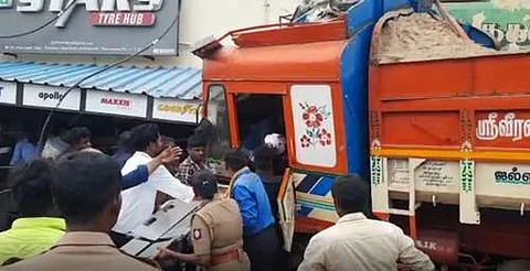 லாரி டயர் வெடித்து விபத்து: 6 பேர் படுகாயம்