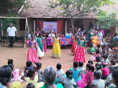 வாழக்கோம்பை பள்ளியில் கலைத்திருவிழாவில் நடனமாடிய மாணவிகள்.