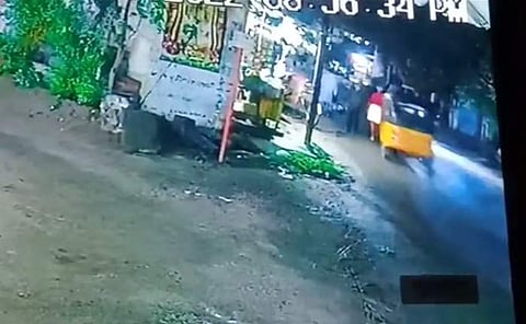 குடியாத்தம் அருகே முதியவர் மீது ஆட்டோ மோதி விபத்து: பதற வைக்கும் சிசிடிவி காட்சி!