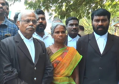 கோகுல்ராஜ் வழக்கில் ஆஜராகும் வழக்குரைஞர்களுடன் அவரது தாய்