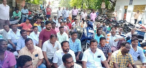 சாலை மறியல் போராட்டத்தில் ஈடுபட்ட விசைப் படகு மீனவர்கள்