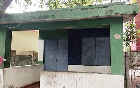 மேலவட்டத்தில் பயன்பாடின்றி அரசுக் கட்டடம்