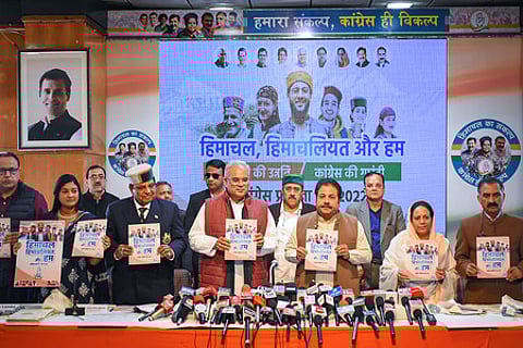 ஹிமாசல பிரதேச பேரவைத் தோ்தலுக்கான காங்கிரஸ் தோ்தல் அறிக்கையை வெளியிட்ட சத்தீஸ்கா் பூபேஷ் பகேல், கட்சியின் மாநிலப் பொறுப்பாளா் ராஜீவ் சுக்லா, காங்கிரஸ் மாநிலத் தலைவா் பிரதிபா சிங் உள்ளிட்டோா்.