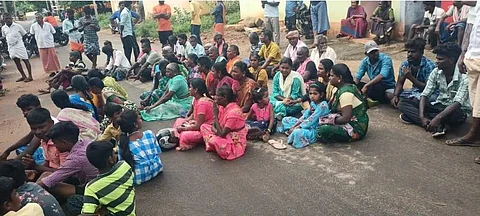 மறியலில் ஈடுபட்ட பெத்தான் பிள்ளைக் குடியிருப்பு கிராம மக்கள்.