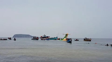 தான்சானியில் ஏரியில் விழுந்து கிடக்கும் பயணிகள் விமானம்.
