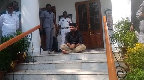 உண்ணாவிரத்தில் ஈடுபட்டுள்ள எம்எல்ஏ அசோக்.