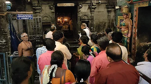 கிரகண நேரத்தில் திருநள்ளாறு ஸ்ரீ சனீஸ்வரபகவான் சந்நிதியில் தரிசனம் செய்த பக்தர்கள்.