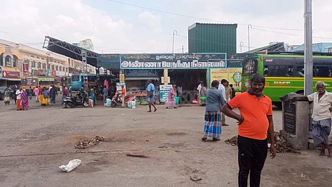 துறையூர் பேருந்து நிலைய நுழைவுப் பகுதியில் அமைக்கப்பட்டிருந்த வாழைப்பழக் கடைகளை அகற்றிய பின்பு விசாலமாகக் காட்சி அளிக்கும் பேருந்து நிலைய வளாகம்.
