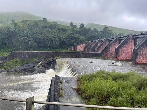 முல்லைப் பெரியாறு அணையில் இருந்து கேரளாவிற்கு உபரி நீர் செல்லும் மதகுகள் (கோப்புப் படம்)