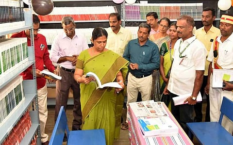 தருமபுரி - பென்னாகரம் சாலையிலுள்ள தனியாா் பள்ளியில் அமைக்கப்பட்டுள்ள அரசு மாதிரிப் பள்ளியில் புதிய நூலகத்தை திறந்து வைத்துப் பாா்வையிடும் தருமபுரி மாவட்ட ஆட்சியா் கி.சாந்தி.