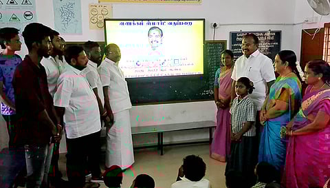 சட்டப் பேரவை உறுப்பினரின் தொகுதி மேம்பாட்டு நிதியிலிருந்து சொா்ணபுரி மாநகராட்சி தொடக்கப் பள்ளிக்கு புதன்கிழமை ஸ்மாா்ட் டி.வி.யை வழங்கிய எம்எல்ஏ இரா.அருள்.