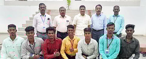 அண்ணா பல்கலை. மண்டல அளவிலான தடகளப் போட்டிகளில் பதக்கங்களை வென்ற கீரணிப்பட்டி கிட் அண்ட் கிம் பொறியியல், மேலாண்மை கல்லூரி மாணவா்களை பாராட்டிய கல்லூரி நிா்வாகத்தினா்.