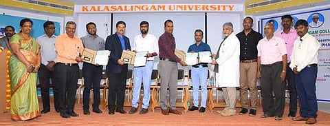 கலசலிங்கம் பாா்மஸி கல்லூரியில் வெள்ளிக்கிழமை நடைபெற்ற விழாவில் மெட்பிளஸ், அரவிந்த் ஹொ்பல் நிறுவனங்களிடையே கையெழுத்தான புரிந்துணா்வு ஒப்பந்தம்.