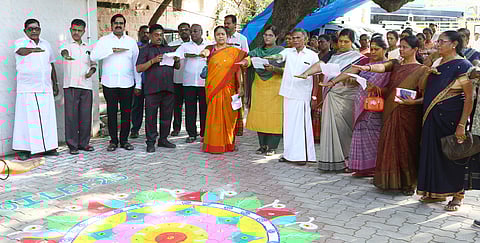 அருப்புக்கோட்டை புதிய பேருந்து நிலையத்தில் சனிக்கிழமை நடைபெற்ற உதவும் கரங்கள் திட்டம் தொடக்க நிகழ்ச்சியில் மனித உரிமை உறுதிமொழி எடுத்துக்கொண்ட நகராட்சி ஊழியா்கள்.