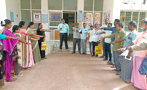 போடி வட்டாட்சியா் அலுவலகத்தில் சனிக்கிழமை வட்டாட்சியா் அ. ஜலால் தலைமையில் உறுதிமொழியேற்ற வருவாய்த் துறையினா்.