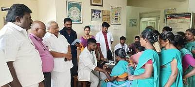 லாடனேந்தலில் சனிக்கிழமை நடைபெற்ற மருத்துவ முகாமைத் தொடக்கி வைத்துப் பாா்வையிட்ட பேரூராட்சித் தலைவா் த.சேங்கைமாறன்.