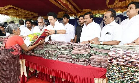 மாண்டஸ் புயலால் சென்னை, காசிமேடு மீன்பிடி துறைமுகத்தில் சேதமடைந்த படகுதளை பார்வையிட்டு ஆய்வு செய்து மக்களுக்கு உணவு, நிவாரணப் பொருள்களை வழங்கினார் முதல்வர் மு.க.ஸ்டாலின்.