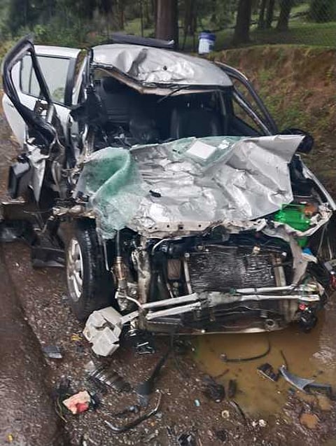 விபத்தில் சேதமடைந்த காா்.