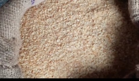 கூடலூா் 4 ஆம் எண் நியாய விலைக் கடையில் சனிக்கிழமை விநியோகிக்கப்பட்ட அரிசி.