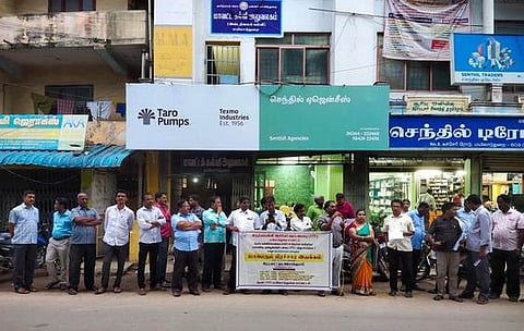 மயிலாடுதுறையில் பிரசாரத்தில் ஈடுபட்ட இந்தியப்பள்ளி ஆசிரியா் கூட்டமைப்பினா்.