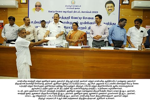 இலவச வேட்டி, சேலை திட்டத்தால் நெசவாளா்களுக்கு 6 மாதம் வேலைவாய்ப்பு