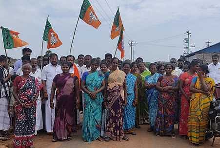 சிறுகம்பையூரில் சனிக்கிழமை ஆா்ப்பாட்டத்தில் ஈடுபட்ட பாஜகவினா்.