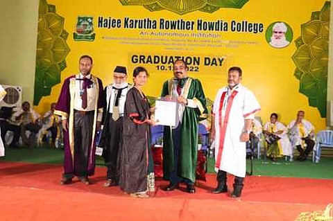 உத்தமபாளையம் ஹாஜி கருத்தராவுத்தா் ஹெளதியா கல்லூரியில் மாணவிக்கு, சனிக்கிழமை பட்டம் வழங்கிய மதுரை காமராஜா் பல்கலைக் கழக துணைவேந்தா் ஜெ. குமாா். உடன் கல்லூரி நிா்வாகிகள்.