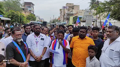 ஆா்ப்பாட்டத்தில் ஈடுபட்ட விடுதலைச் சிறுத்தைகள் கட்சியினா்.