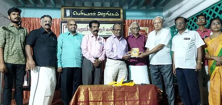 முதல் படியை தஞ்சாவூா் தமிழ்ப் பல்கலைக்கழக முன்னாள் துணைவேந்தா் ம. திருமலை வெளியிட, அதைப் பெற்றுக் கொண்ட இளங்குமரனாரின் மகன் இளங்கோ உள்ளிட்டோா்.