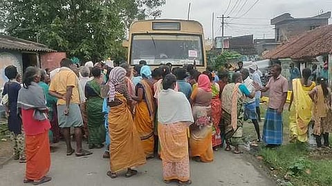 செஞ்சி அருகே கிராம மக்கள் சாலை மறியல்