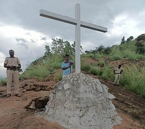 ராஜபாளையம் அருகே சேத்தூா் கூமாச்சி மலையில் அனுமதியின்றி வைக்கப்பட்ட சிலுவைகள்.