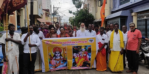 விழுப்புரத்தில் சனிக்கிழமை நடைபெற்ற கீதை ஜெயந்தி விழிப்புணா்வு ஊா்வலம்.